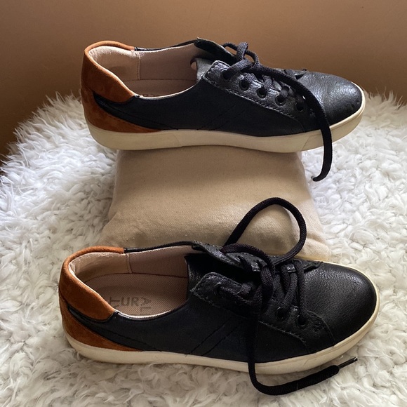 Tennis shoes excellent condition - Picture 2 of 5